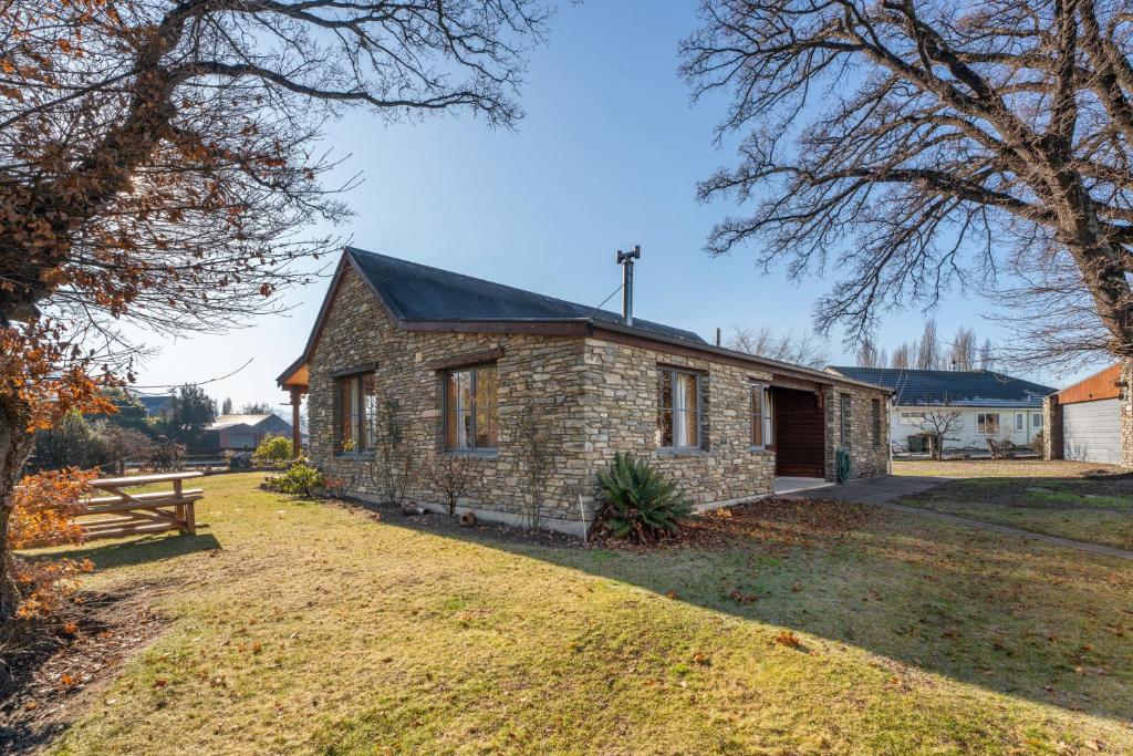 Charming Stone Cottage - Wanaka Holiday Home