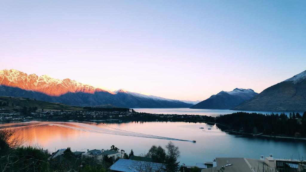 Lake Views / Close to Town