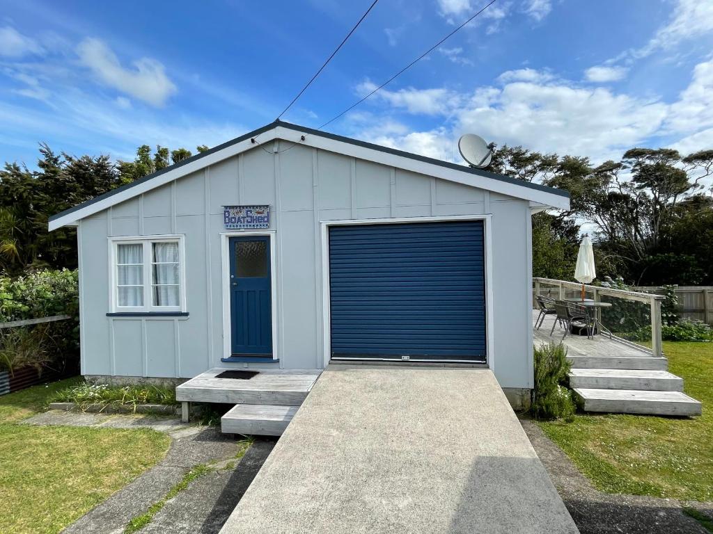 Relaxing Raglan & the Boat House