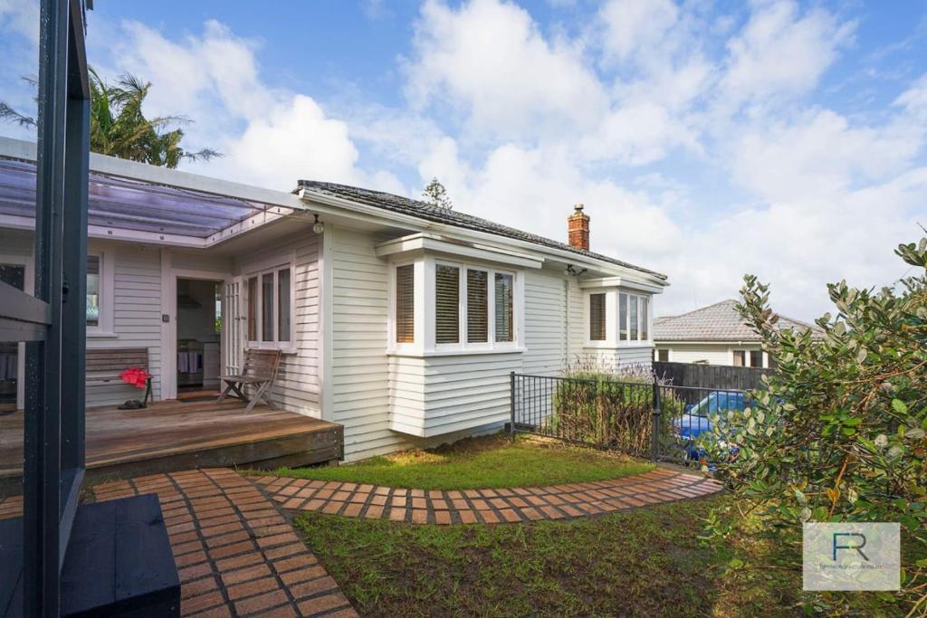 Charming Takapuna Residence