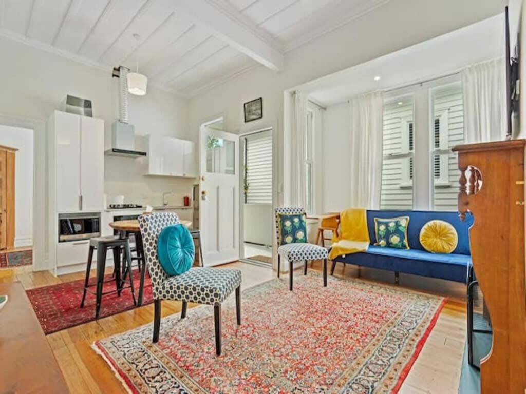 Cheerful 1 Bedroom Home with Free Parking
