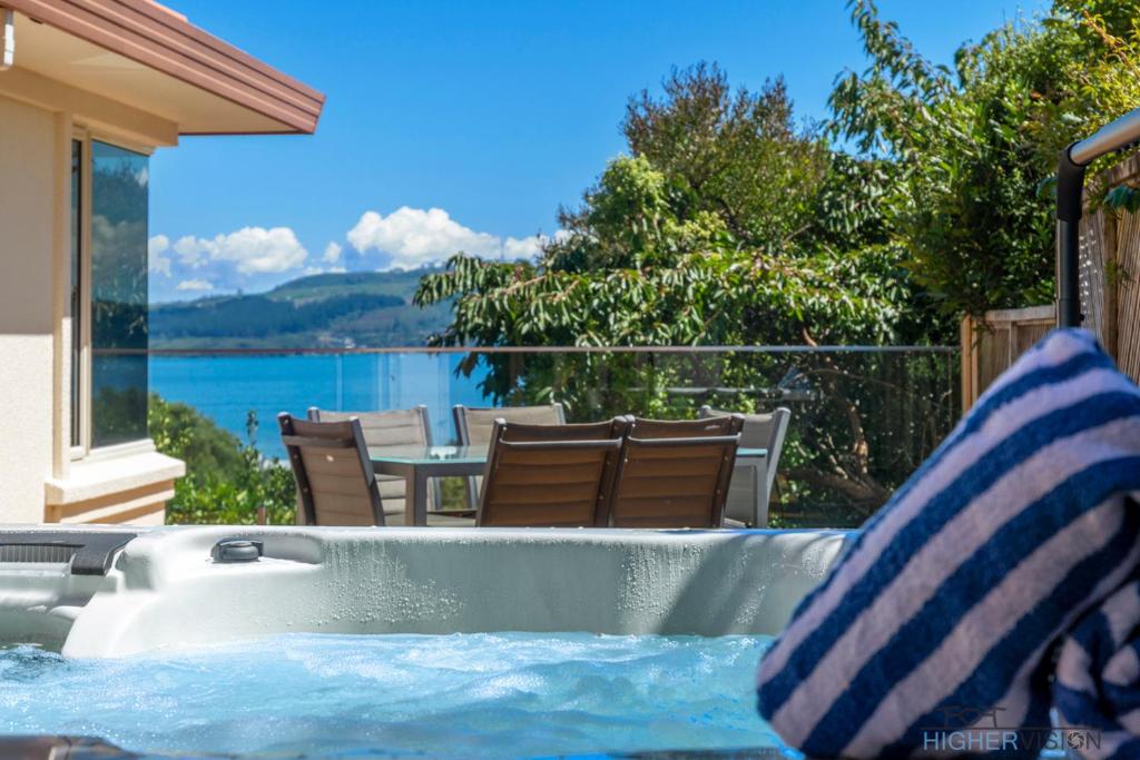 Tui Lookout - Spa Pool & Lake Views