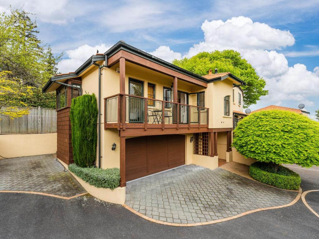 Rainbow Point Lakeside - Taupo Holiday Home