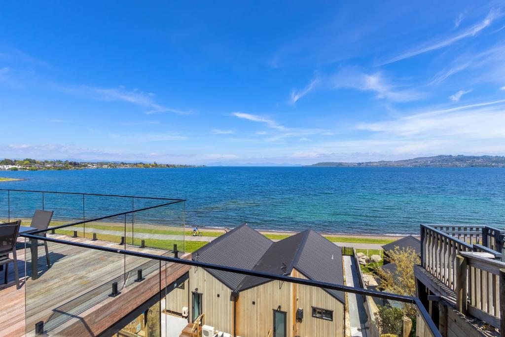 Lakefront Large Deck Area Spa Pool