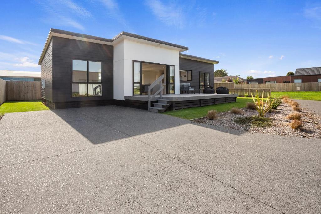 Modern Family Bach - Waihi Beach Holiday Home