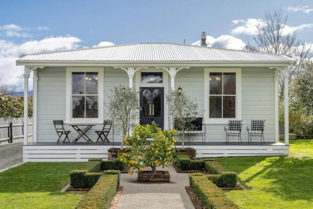 Historic Charm in Greytown - Cosy Kowhai Cottage