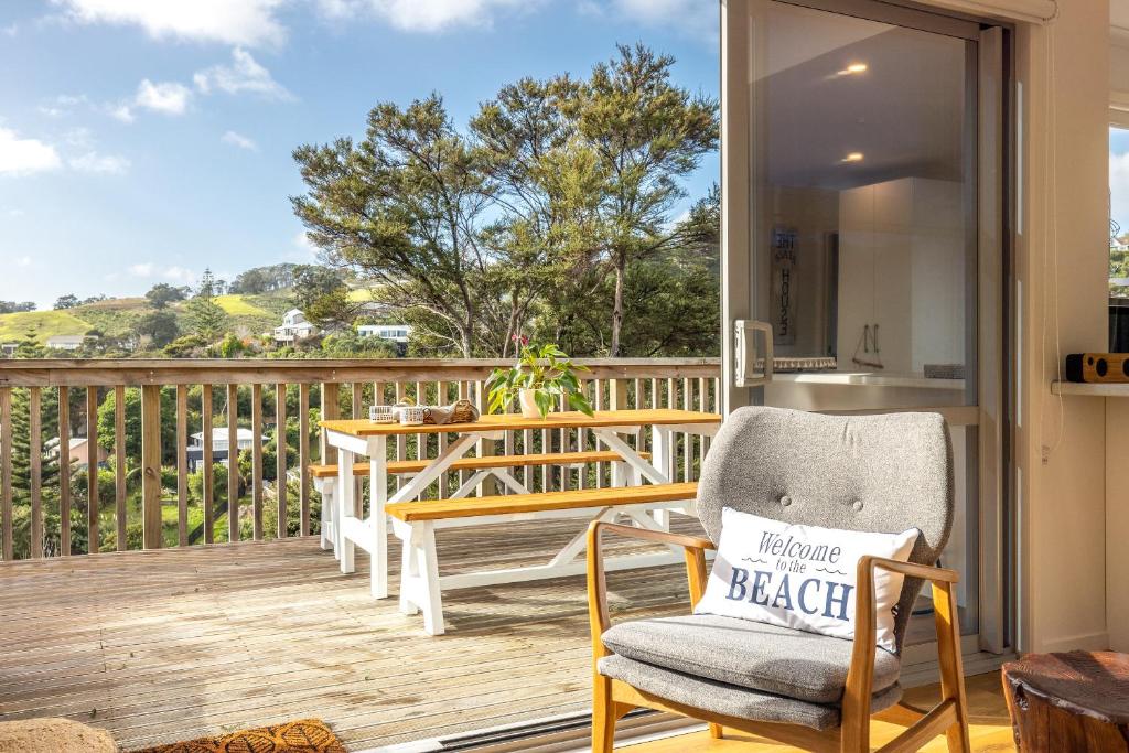 2 sisters at Palm Beach, Waiheke