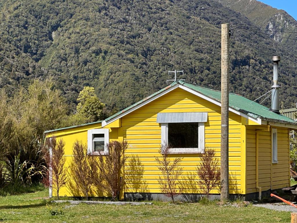 Rustic, Basic Cosy Alpine Hut, in the middle of the Mountains