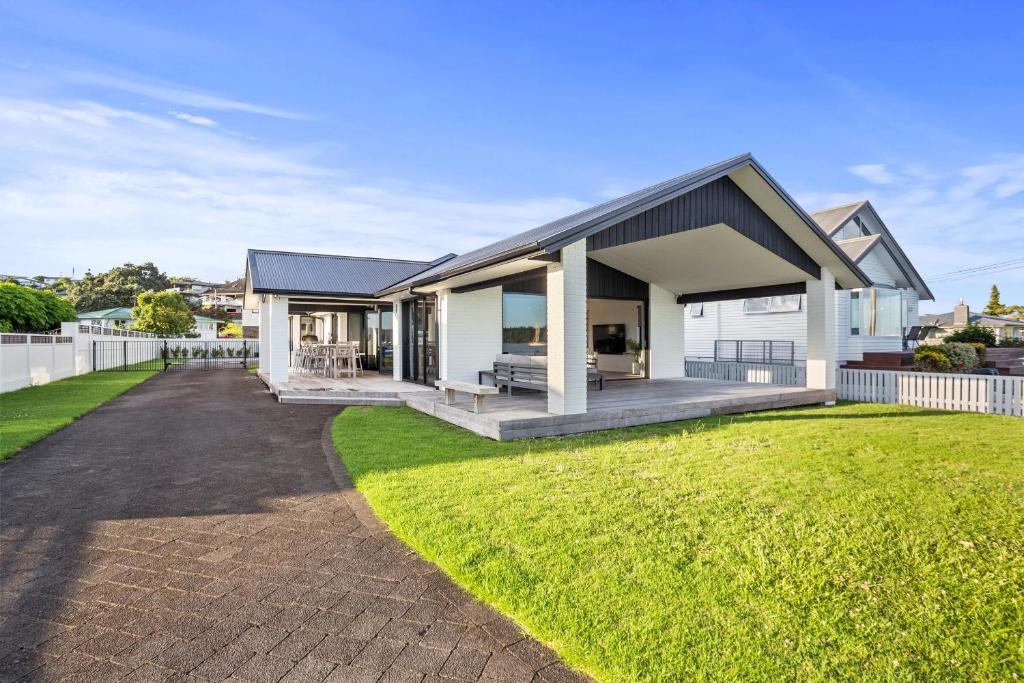 Waterfront Oasis - Omokoroa Holiday Home