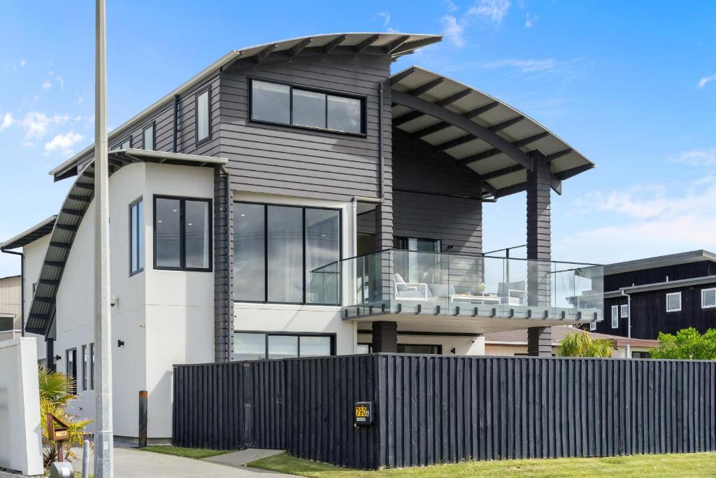 Beachfront Paradise - Papamoa Beach Holiday Home