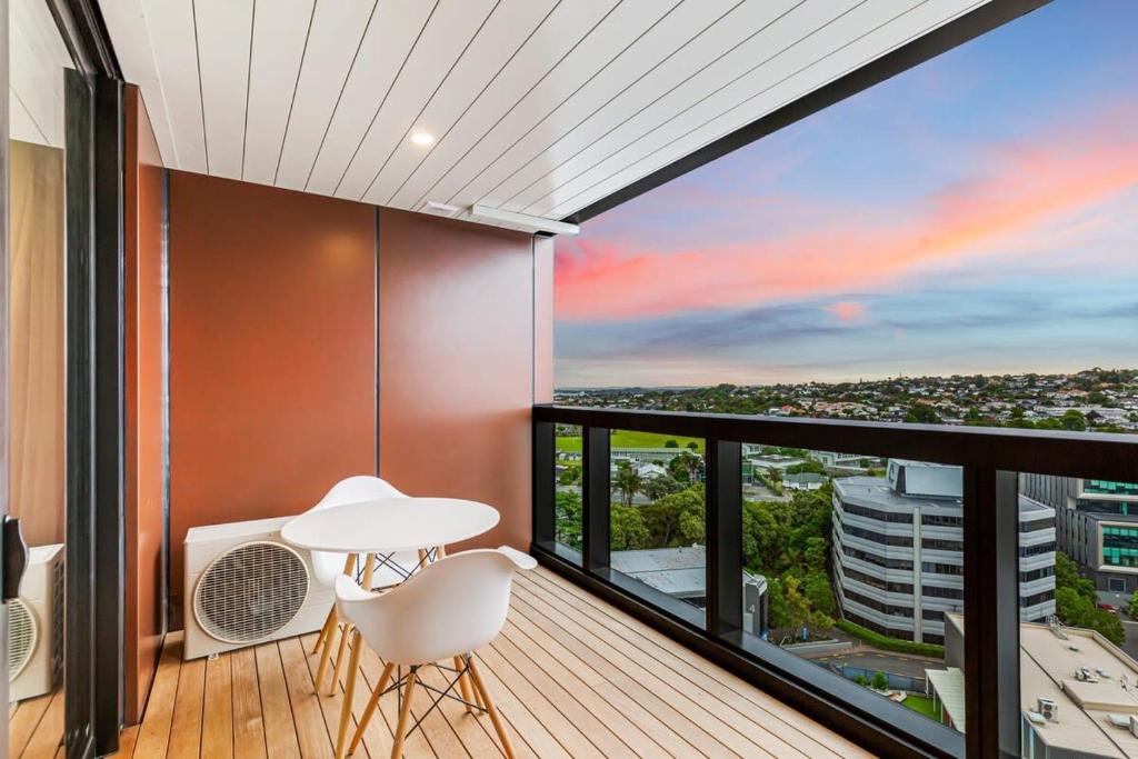 Stunning Ellerslie Apartment + Private Balcony