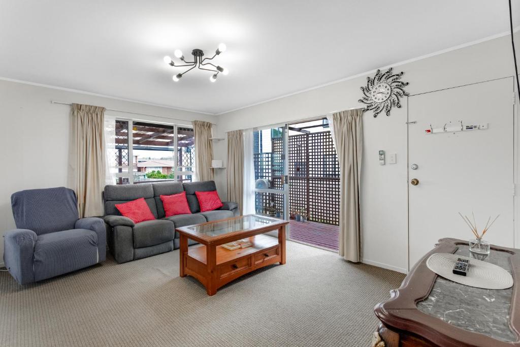 Homespun Unit with deck, air-con and parking