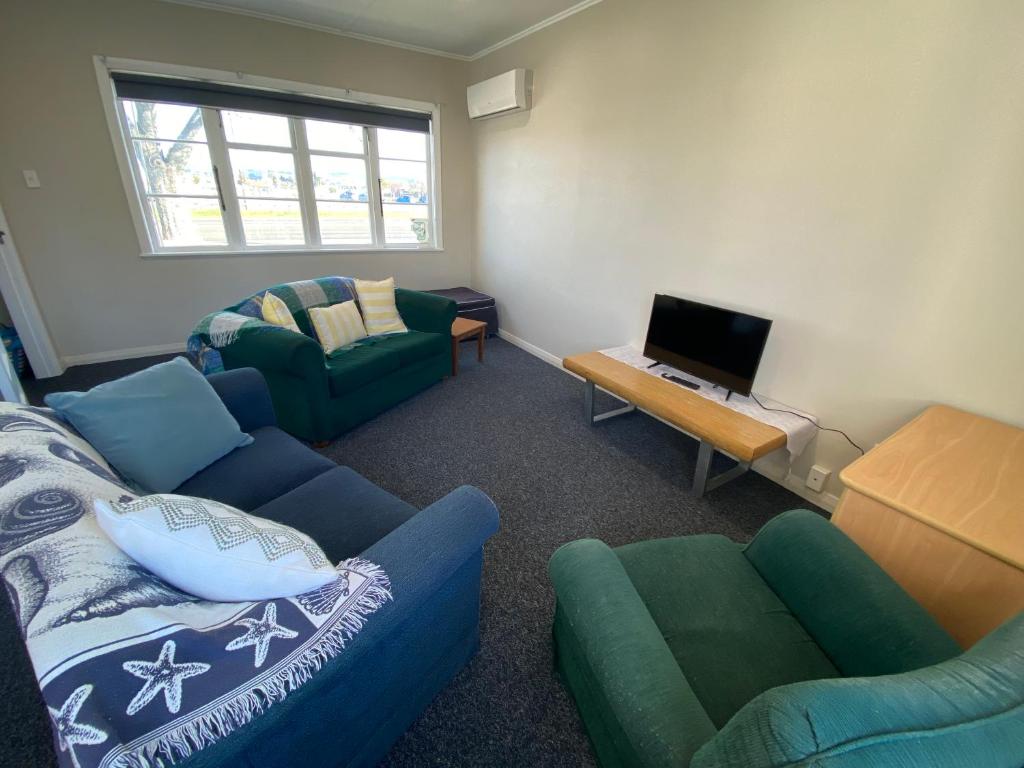 Whole house, Amohau St opposite Trade Central - 3 Bedrooms, Sleeps up to 6, 5 beds, wheel chair friendly