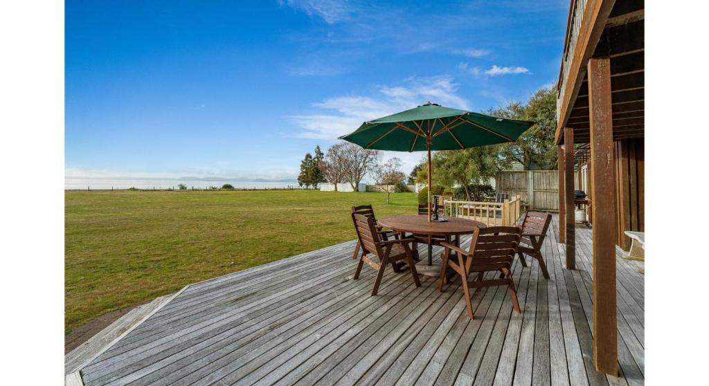 Lakefront Retreat - Lake Taupo Holiday Home