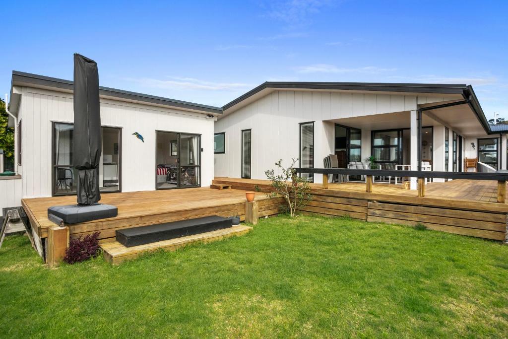 Beachy Serenity - Waihi Beach Holiday Home