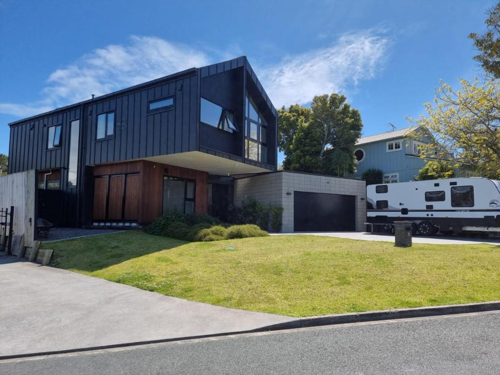 Beautiful Modern Home Close To Beach