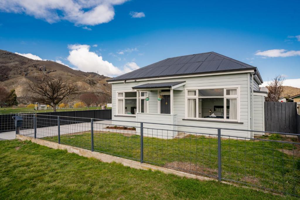 Lake Dunstan Cottage - Cromwell Holiday Home