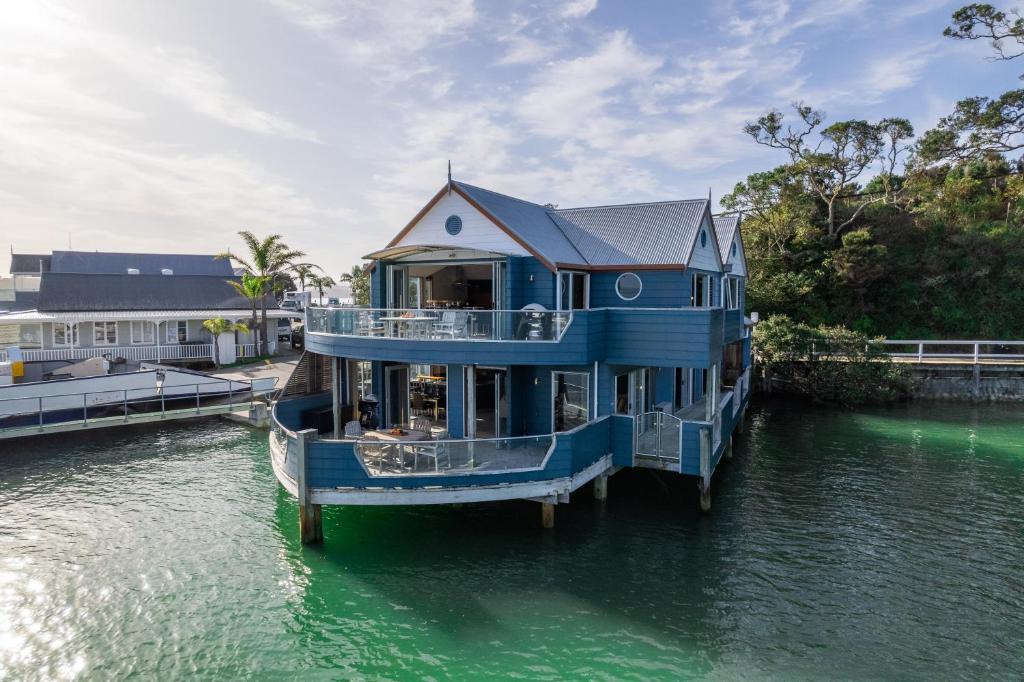 Bay of Islands Apartment On The Water- The Bridge