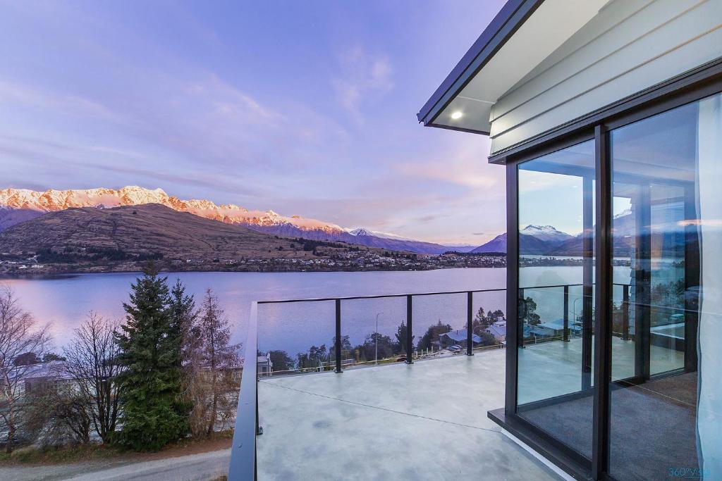 Luxury Retreat at 5 on The Hill Queenstown