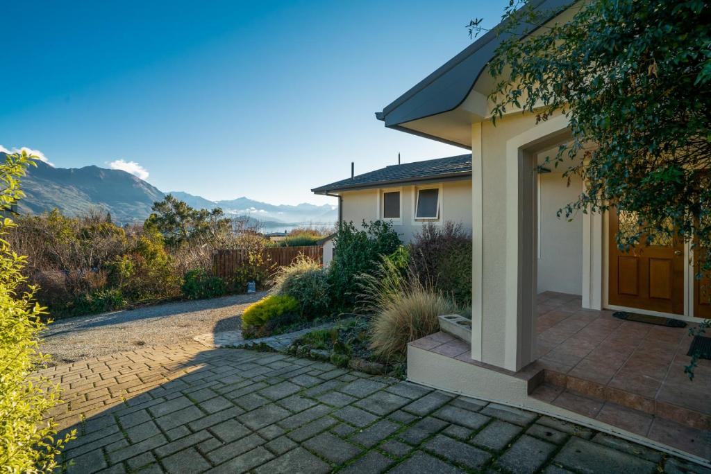 Manuka Views - Wanaka Holiday Home