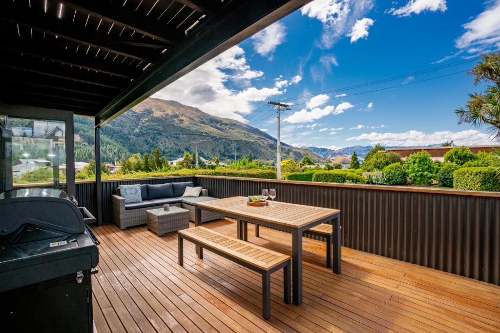 Views on Parry - Lake Hāwea Holiday Home