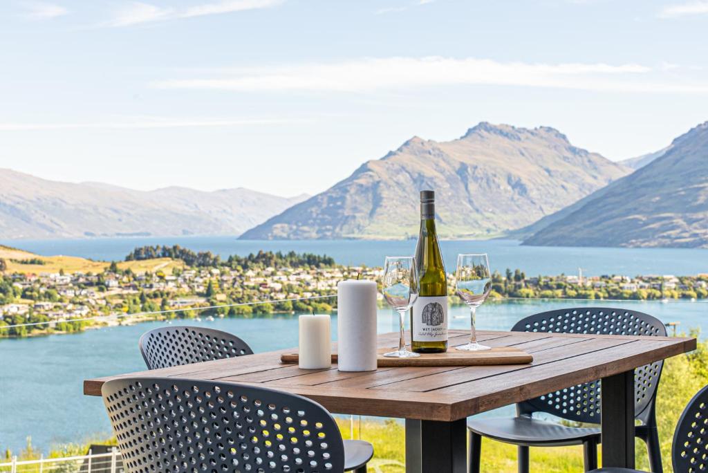 Queenstown Lake and Mountain View Retreat Free Wifi Free Street Parking