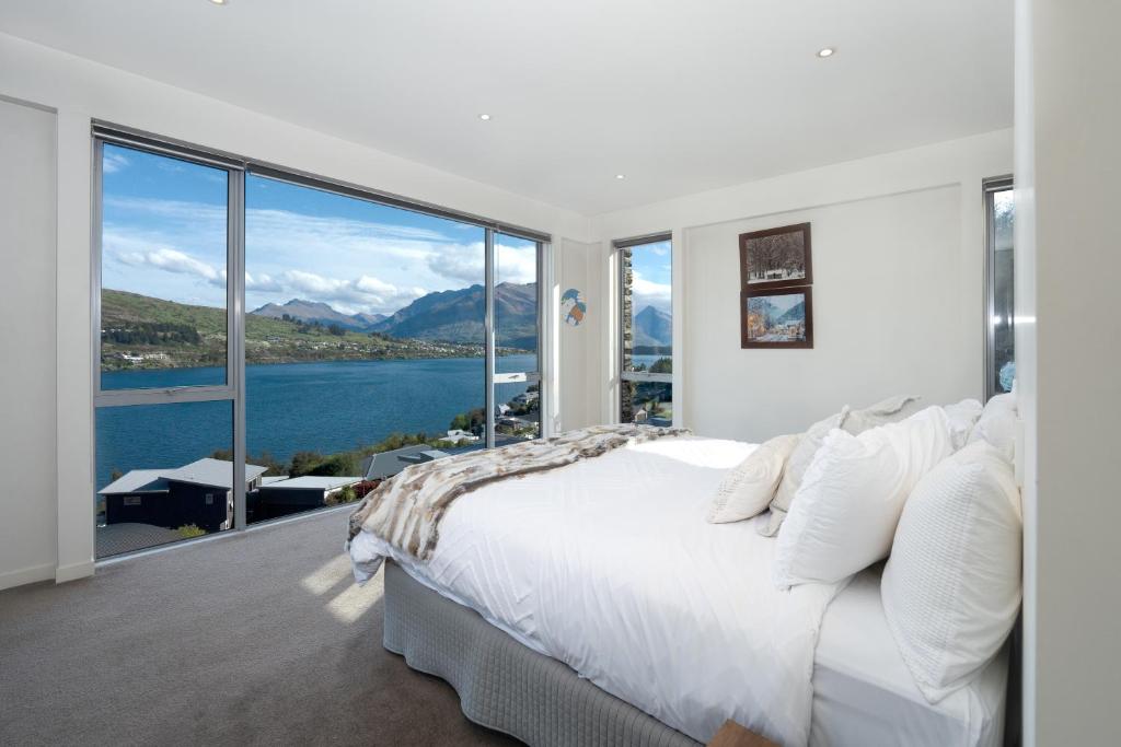 Queenstown Spectacular Lake & Mountain View Home