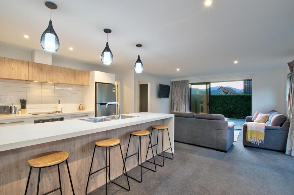 Spacious Lower Shotover Home For Family & Friends